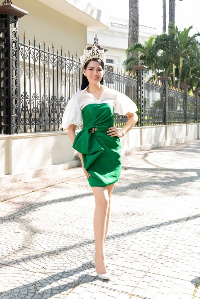 Bí mật ngoại hình nào khiến Hoa hậu Đỗ Thị Hà chuộng đi sandal hơn giày cao gót? ảnh 4