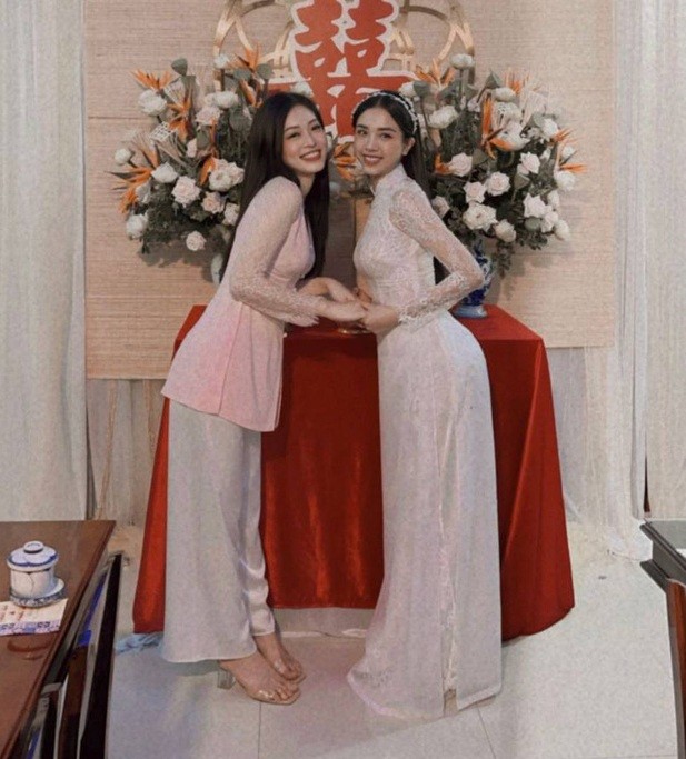 Hoa hậu Tiểu Vy, Mỹ Linh mặc áo bà ba cực dễ thương trong đám cưới Á hậu Thúy An ảnh 4