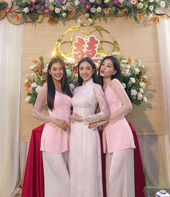 Hoa hậu Tiểu Vy, Mỹ Linh mặc áo bà ba cực dễ thương trong đám cưới Á hậu Thúy An ảnh 2