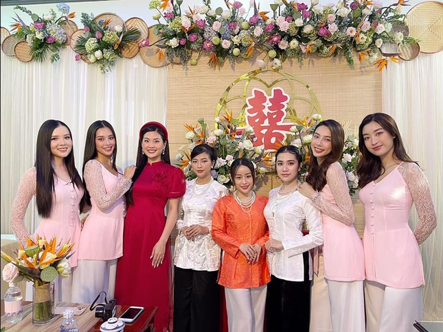 Hoa hậu Tiểu Vy, Mỹ Linh mặc áo bà ba cực dễ thương trong đám cưới Á hậu Thúy An ảnh 5