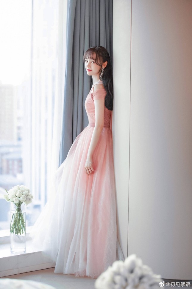 Mặc cùng một chiếc váy, để cùng kiểu tóc nhưng nhờ đâu Yoona vẫn trội hơn Trịnh Sảng? ảnh 4
