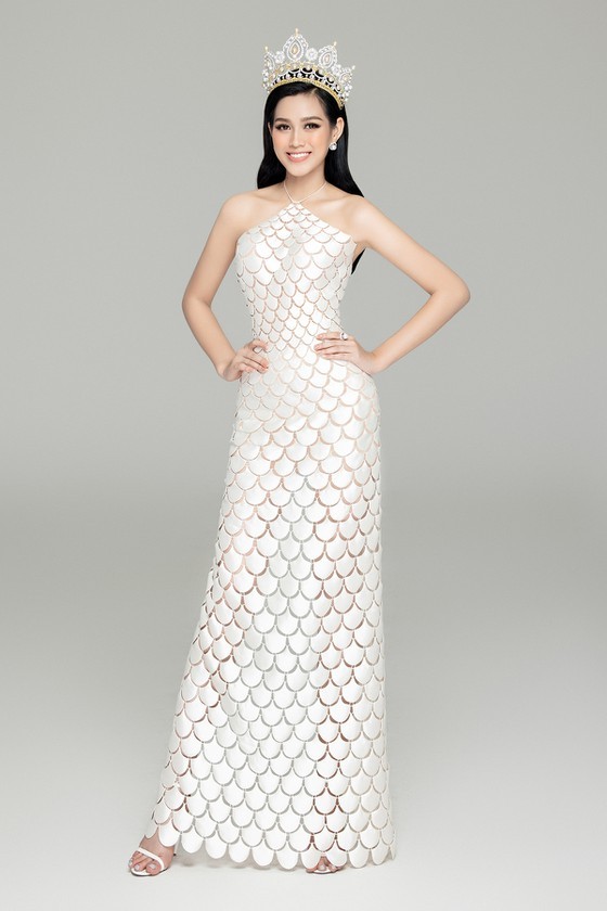 Diện cùng bộ váy tiên cá, Hoa hậu Đỗ Thị Hà và Lương Thùy Linh mang đến cảm giác đối lập ảnh 3