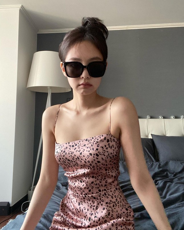 Jennie cứ mặc áo hở vai lại gây bão: Mọi nguyên nhân đều nằm ở đặc điểm cực phẩm này ảnh 6