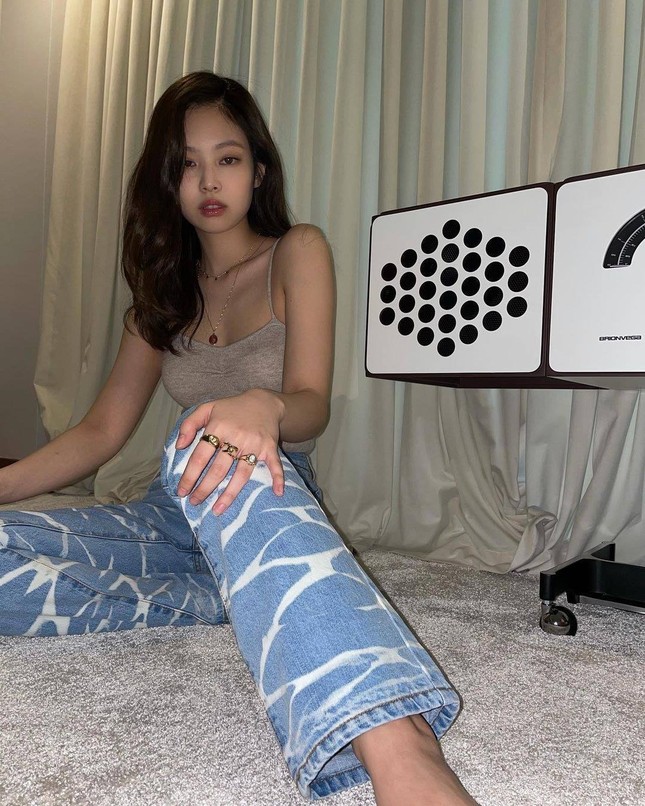 Jennie cứ mặc áo hở vai lại gây bão: Mọi nguyên nhân đều nằm ở đặc điểm cực phẩm này ảnh 2