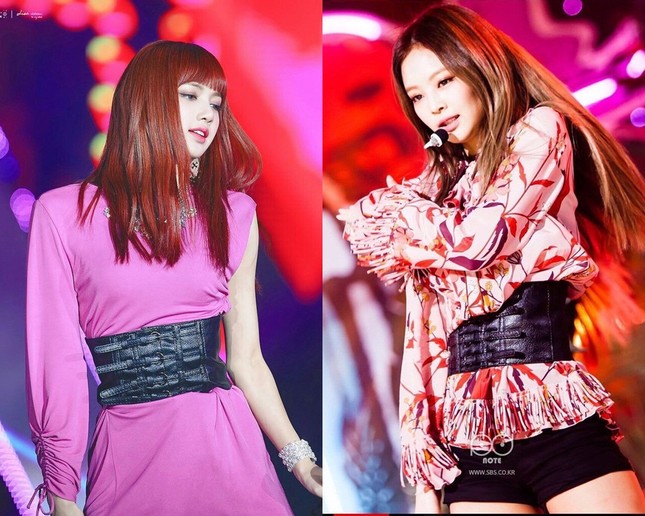 Năm lần bảy lượt các cô gái BLACKPINK diện chung một món đồ, thân nhau đến thế là cùng ảnh 7
