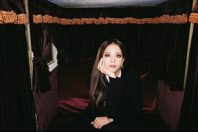 Không hổ danh “idol xinh như Hoa hậu”, Jisoo cứ trang điểm mắt khói lại đẹp hút hồn ảnh 5