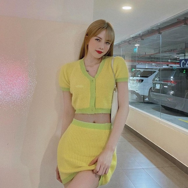Đắng như Thiều Bảo Trâm: Vừa khoe dáng đã bị nghi mặc đồ nhái của váy Jennie diện ảnh 2