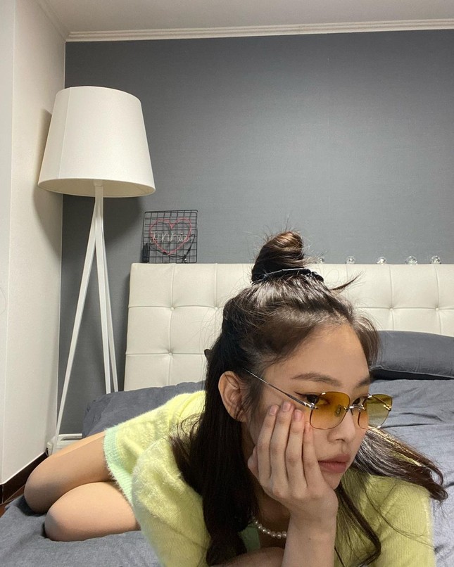 Đắng như Thiều Bảo Trâm: Vừa khoe dáng đã bị nghi mặc đồ nhái của váy Jennie diện ảnh 4