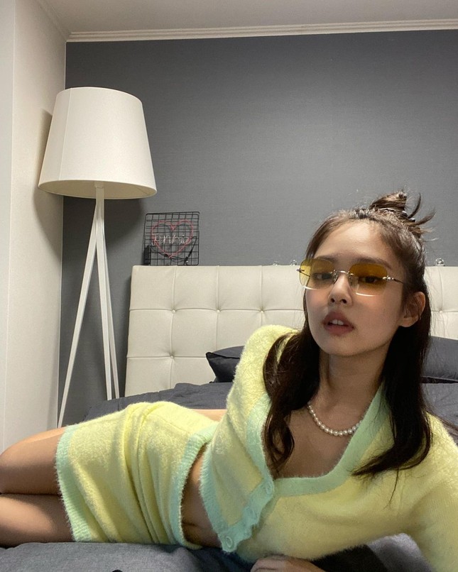 Đắng như Thiều Bảo Trâm: Vừa khoe dáng đã bị nghi mặc đồ nhái của váy Jennie diện ảnh 3
