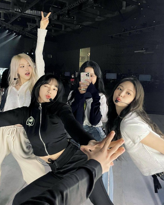 Lisa (BLACKPINK) bỗng dưng hứng chỉ trích chỉ vì hai lần làm điều này trên Instagram ảnh 4