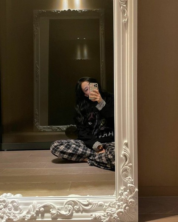Chưa hết sốc vì giường của Jennie, dân tình lại muốn ngất khi bóc giá gương của Jisoo ảnh 6