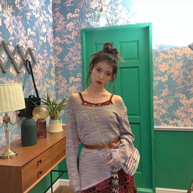 IU thay tới 11 bộ đồ trong MV "Celebrity": Đơn giản mà cực chất, học theo không khó! ảnh 8