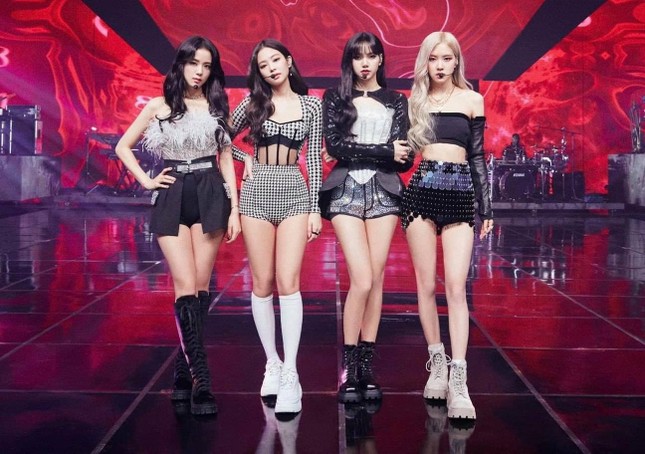 Stylist BLACKPINK tiếp tục ghi điểm: Cắt mạnh tay, may thêm vào nhưng món nào cũng đẹp ảnh 2