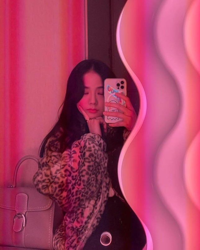 Hóa ra phía sau chiếc gương hồng đắt giá của Jisoo là cả một câu chuyện dài ảnh 3