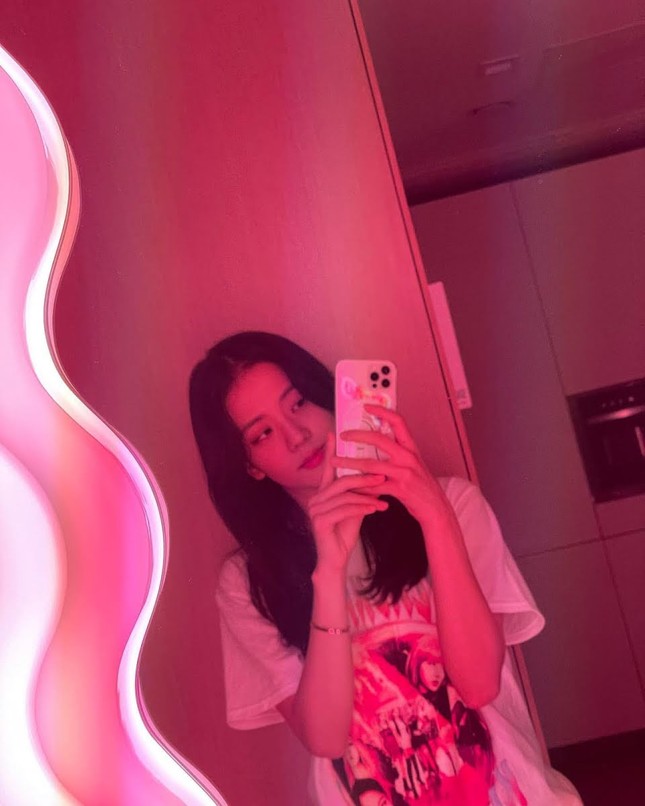 Hóa ra phía sau chiếc gương hồng đắt giá của Jisoo là cả một câu chuyện dài ảnh 4