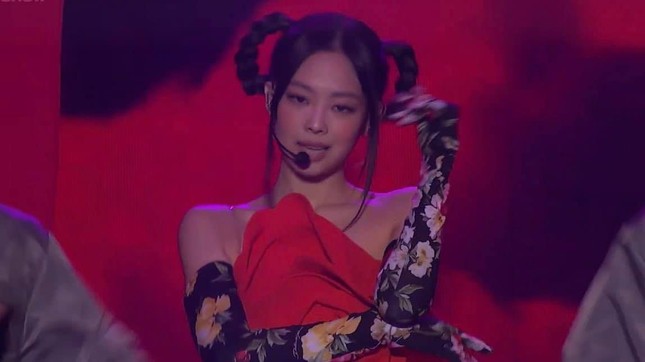 Ngắm Jennie trong concert The Show: Tạo hình hoa hồng có gì đặc biệt mà netizen phát sốt? ảnh 6