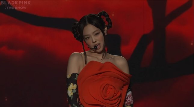 Ngắm Jennie trong concert The Show: Tạo hình hoa hồng có gì đặc biệt mà netizen phát sốt? ảnh 8