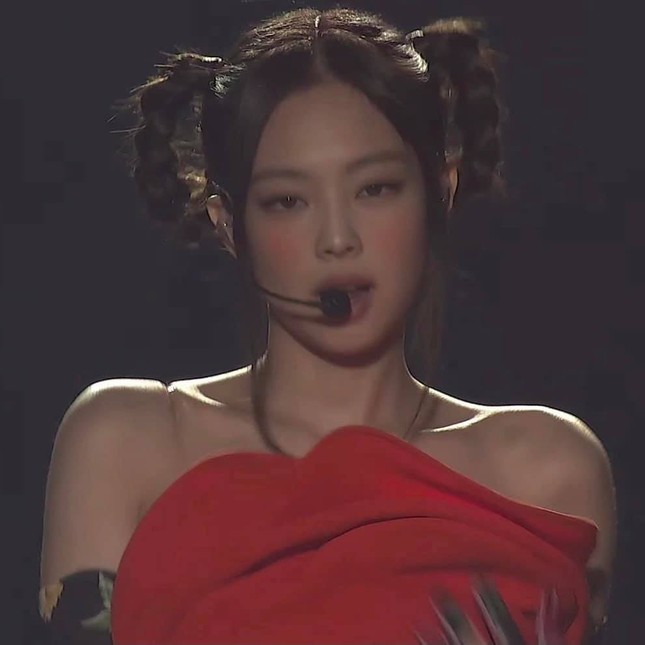 Ngắm Jennie trong concert The Show: Tạo hình hoa hồng có gì đặc biệt mà netizen phát sốt? ảnh 9