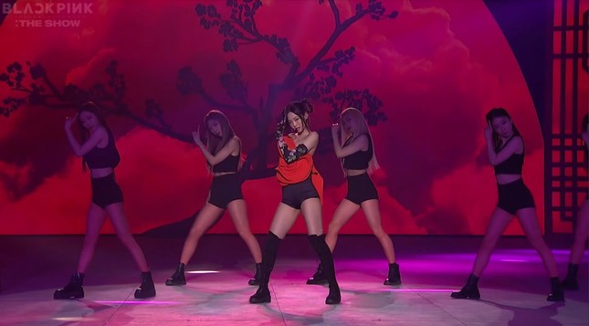Ngắm Jennie trong concert The Show: Tạo hình hoa hồng có gì đặc biệt mà netizen phát sốt? ảnh 7