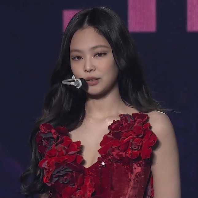 Ngắm Jennie trong concert The Show: Tạo hình hoa hồng có gì đặc biệt mà netizen phát sốt? ảnh 4