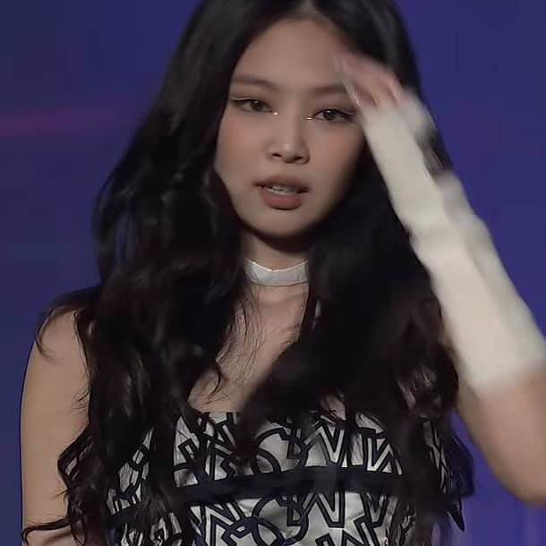 Ngắm Jennie trong concert The Show: Tạo hình hoa hồng có gì đặc biệt mà netizen phát sốt? ảnh 3