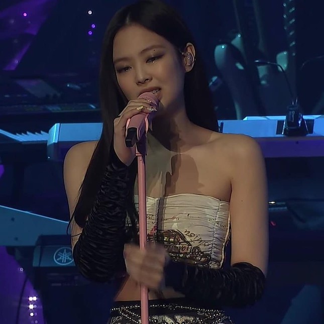 Ngắm Jennie trong concert The Show: Tạo hình hoa hồng có gì đặc biệt mà netizen phát sốt? ảnh 2