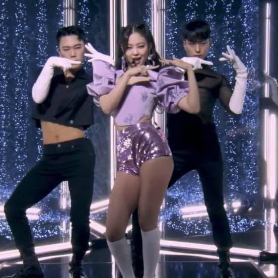 Ngắm Jennie trong concert The Show: Tạo hình hoa hồng có gì đặc biệt mà netizen phát sốt? ảnh 5