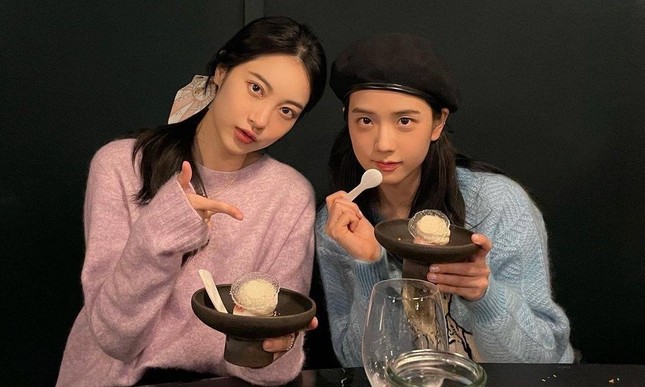 Jisoo vô tình diện đúng mẫu áo len xanh Gucci ồn ào của “mỹ nữ 4000 năm” Cúc Tịnh Y ảnh 3