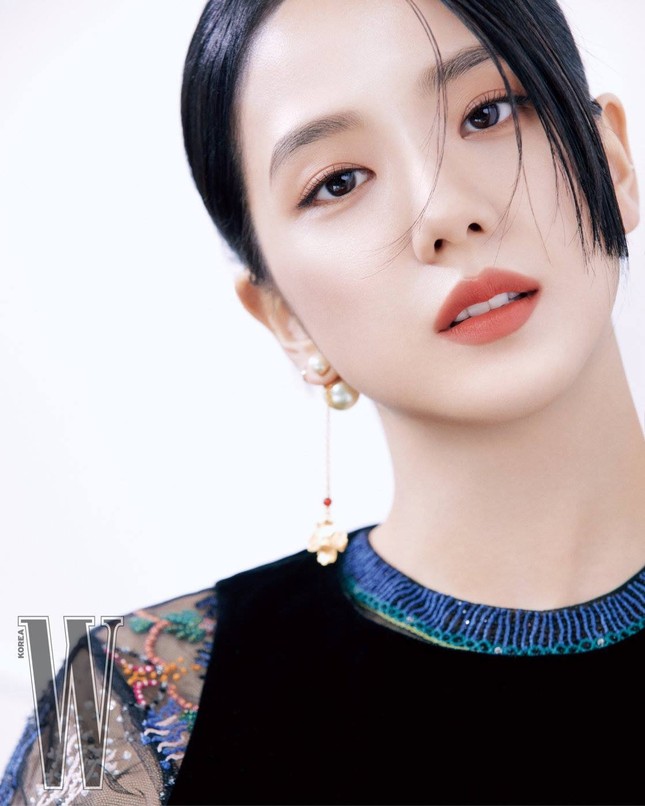 Dựa vào đâu mà netizen khen Jisoo ngày càng có khí chất và phong thái của một diễn viên? ảnh 10