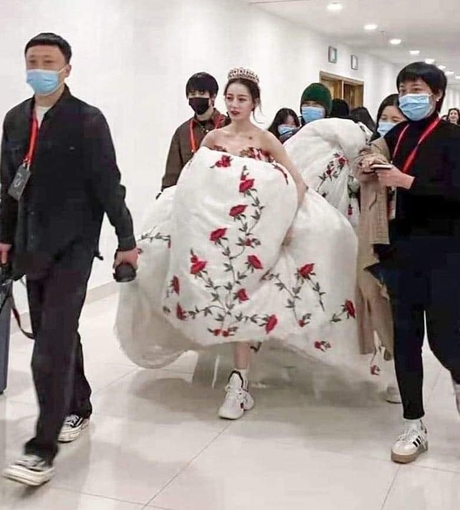 Sau màn diện sneaker dưới váy công chúa, Địch Lệ Nhiệt Ba lại khoe quần nỉ mặc cùng váy đón Xuân ảnh 2