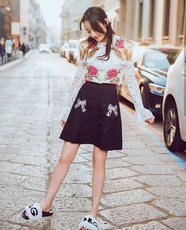 Sau màn diện sneaker dưới váy công chúa, Địch Lệ Nhiệt Ba lại khoe quần nỉ mặc cùng váy đón Xuân ảnh 7