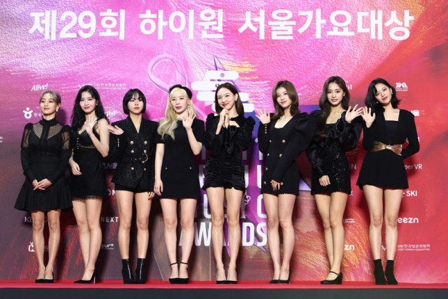 Netizen Hàn đúng hay sai khi nghi ngờ chiều cao của TWICE chỉ từ một bức ảnh? ảnh 1