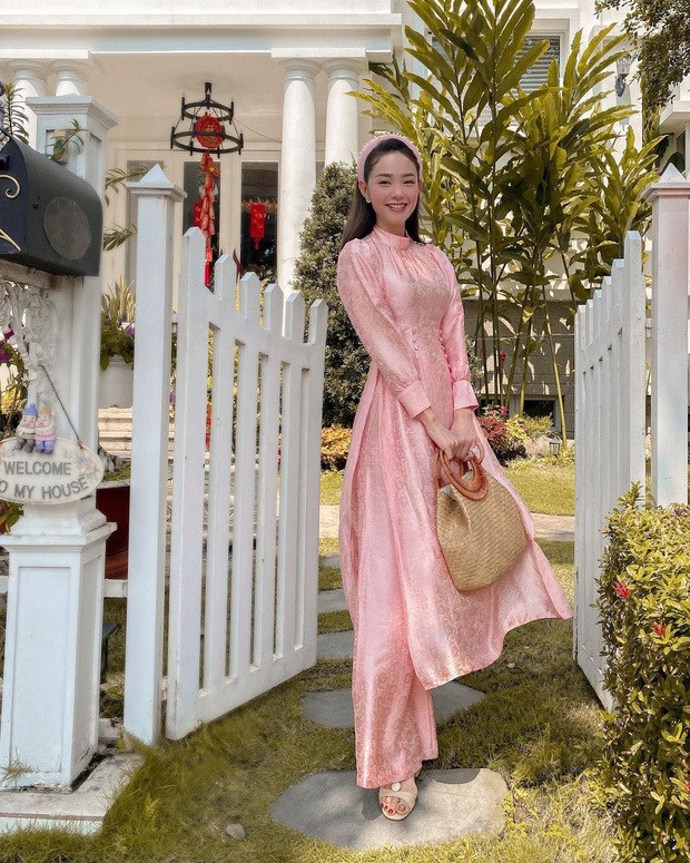 Ngắm sao Việt khoe áo dài ngày Tết mới thấy không phải túi hàng hiệu mà túi cói lên ngôi ảnh 3
