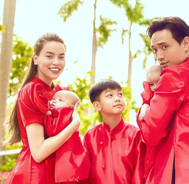 Ngắm sao Việt khoe áo dài ngày Tết mới thấy không phải túi hàng hiệu mà túi cói lên ngôi ảnh 10