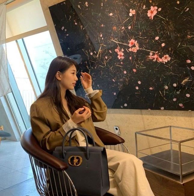 Đọ quà tặng Dior gửi tới hai “nàng thơ” Suzy và Jisoo BLACKPINK: Ai nhận được đồ “xịn” hơn? ảnh 10