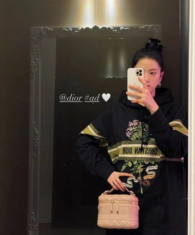 Đọ quà tặng Dior gửi tới hai “nàng thơ” Suzy và Jisoo BLACKPINK: Ai nhận được đồ “xịn” hơn? ảnh 4
