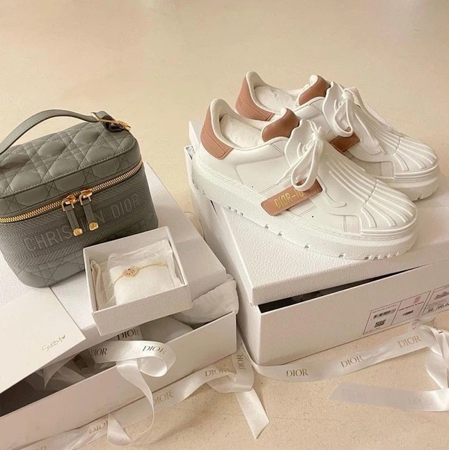 Đọ quà tặng Dior gửi tới hai “nàng thơ” Suzy và Jisoo BLACKPINK: Ai nhận được đồ “xịn” hơn? ảnh 2