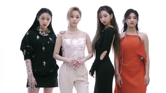 Vừa có bộ ảnh tạp chí đầu tiên, aespa lại bị so sánh khí chất thời trang với BLACKPINK ảnh 2