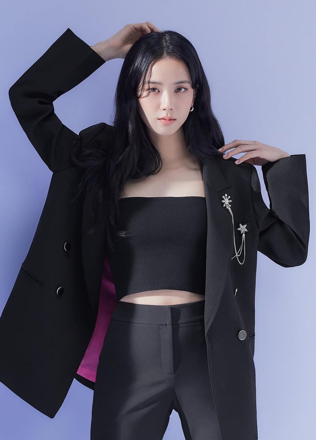 Jisoo (BLACKPINK) liệu có tụt hạng khi chỉ là đại sứ cho thương hiệu thời trang nội địa? ảnh 3
