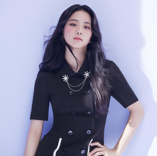 Vừa mời Jisoo làm nàng thơ, nhãn hàng thời trang này đã bị netizen chê bai vì sửa ảnh quá đà ảnh 3