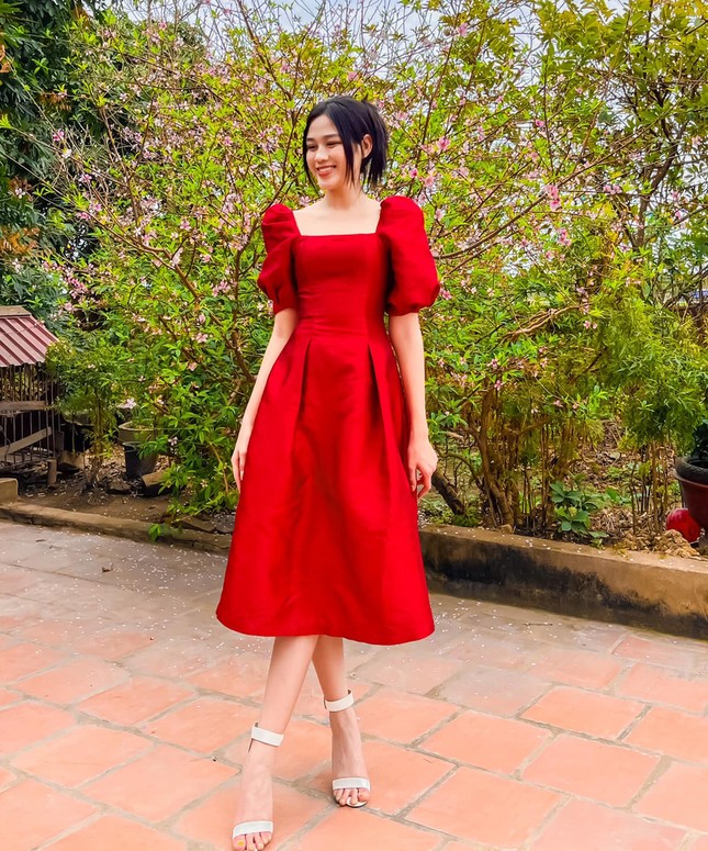 Dáng chuẩn mặc gì cũng đẹp nhưng màu đỏ mới là “chân ái” của Hoa hậu Đỗ Thị Hà ảnh 10