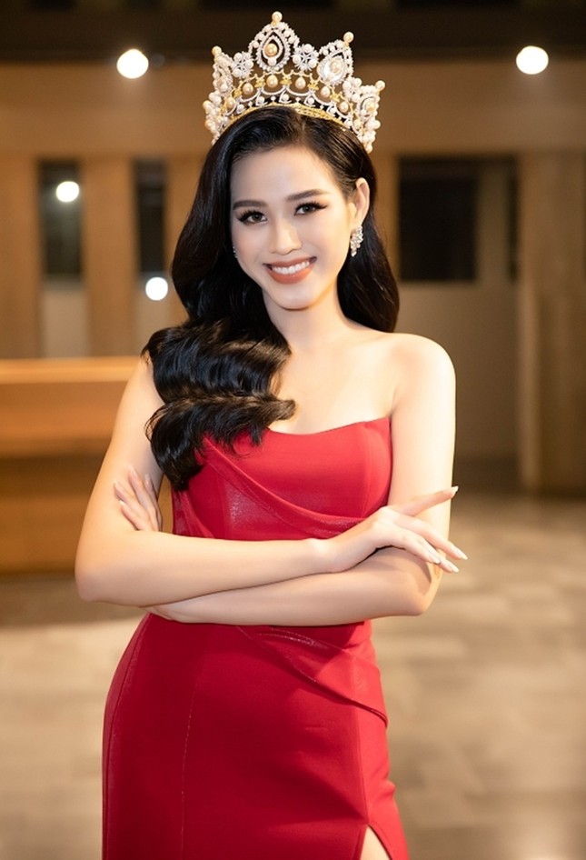 Dáng chuẩn mặc gì cũng đẹp nhưng màu đỏ mới là “chân ái” của Hoa hậu Đỗ Thị Hà ảnh 3