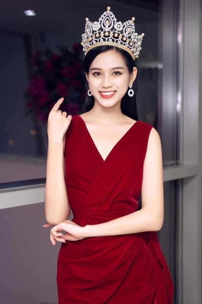 Dáng chuẩn mặc gì cũng đẹp nhưng màu đỏ mới là “chân ái” của Hoa hậu Đỗ Thị Hà ảnh 5