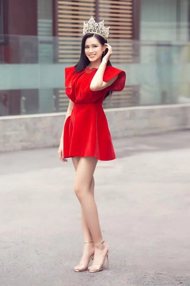 Dáng chuẩn mặc gì cũng đẹp nhưng màu đỏ mới là “chân ái” của Hoa hậu Đỗ Thị Hà ảnh 4