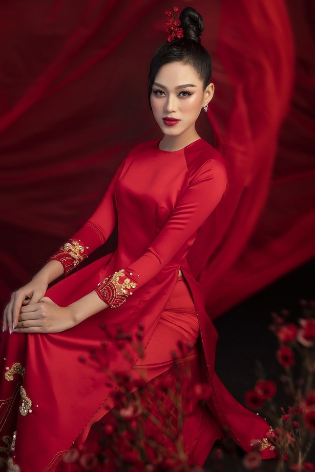 Dáng chuẩn mặc gì cũng đẹp nhưng màu đỏ mới là “chân ái” của Hoa hậu Đỗ Thị Hà ảnh 7