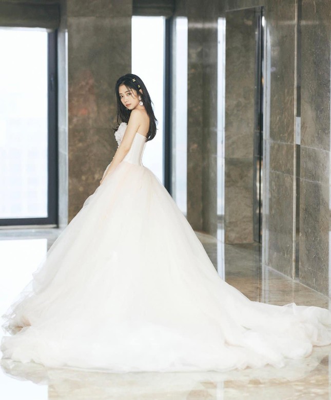 Đại chiến nhan sắc trên thảm đỏ Đêm hội Weibo 2020: Triệu Lệ Dĩnh, Angela Baby phải chịu thua đàn em ảnh 8