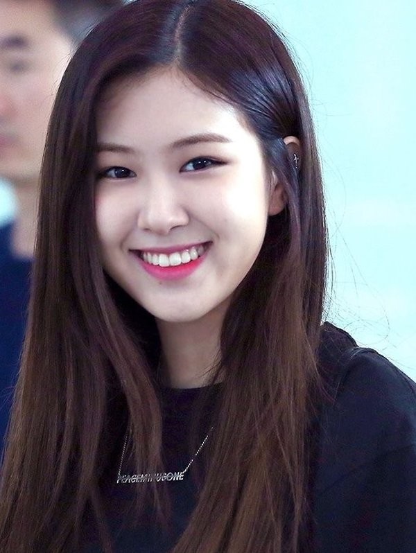 Chỉ vì ảnh teaser quá xinh mà Rosé (BLACKPINK) lại bị netizen nghi ngờ đụng dao kéo ảnh 3