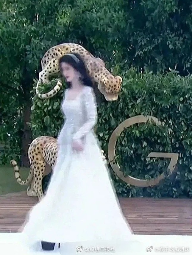 Đi giày siêu cao nhưng “mỹ nữ 4000 năm” Cúc Tịnh Y vẫn không giấu được vóc dáng thật ảnh 6