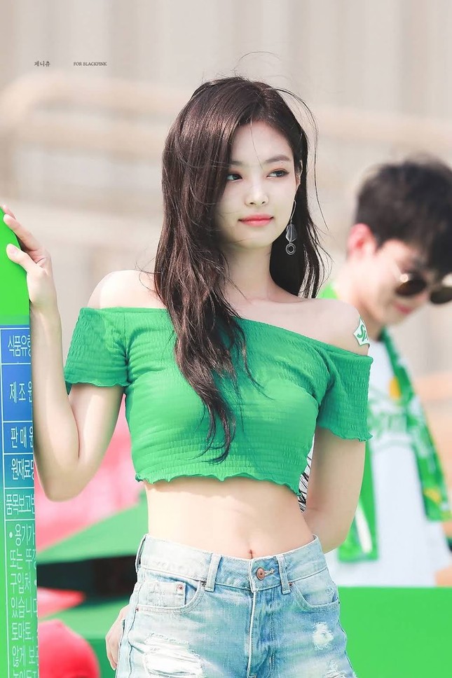 Jennie (BLACKPINK) mặc gì cũng đẹp nhưng có 4 kiểu trang phục diện mãi không lỗi mốt ảnh 3