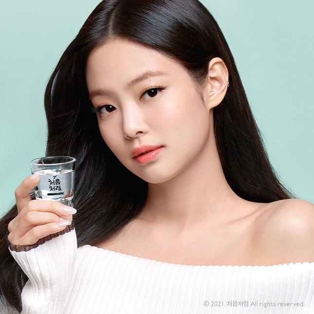 Jennie cực ngọt ngào trong quảng cáo mới nhưng lại lộ một chi tiết khiến fan lo lắng ảnh 3